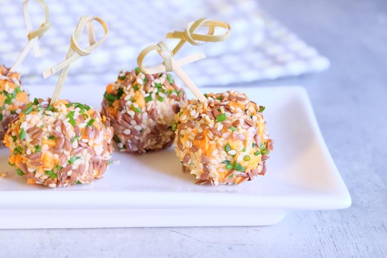 Billes de fromage de chèvre au jambon et graines