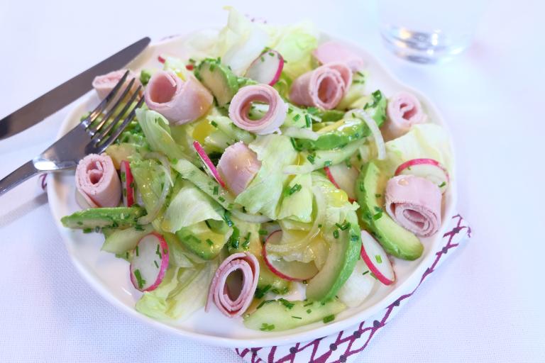 Salade au jambon, avocat, concombre