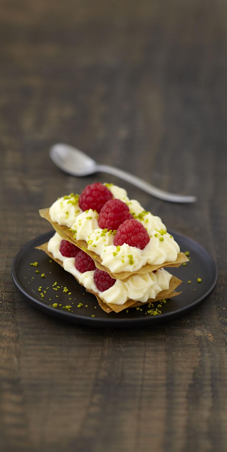 Millefeuilles au chocolat blanc, framboises et pistaches