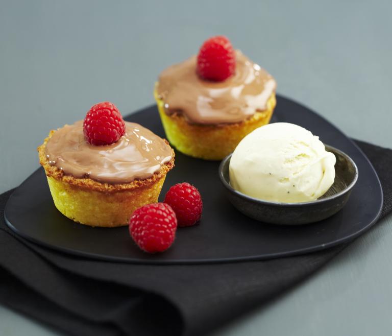 Moelleux coco praliné, framboises et glace au chocolat blanc