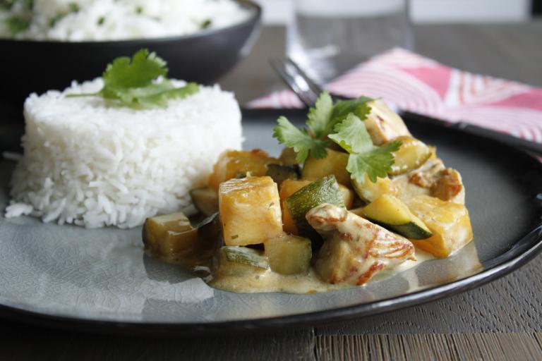 Poulet sauté à l'ananas et lait de coco