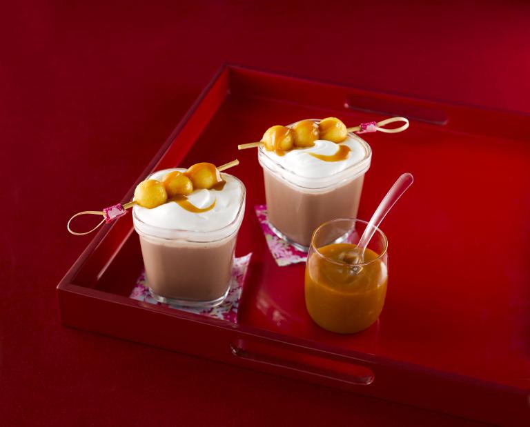 Chocolat chaud, brochettes de pomme,  chantilly caramel au beurre salé