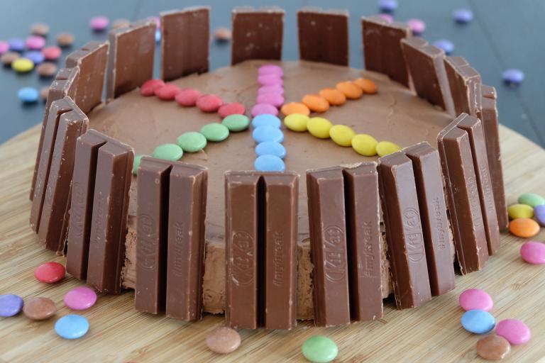 Gâteau moelleux Kitkat Smarties