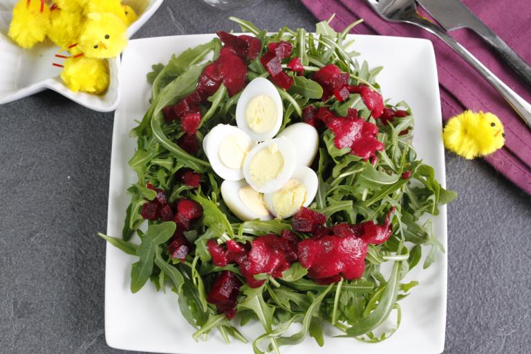 Salade de roquette et betterave en nid d'oeuf de caille